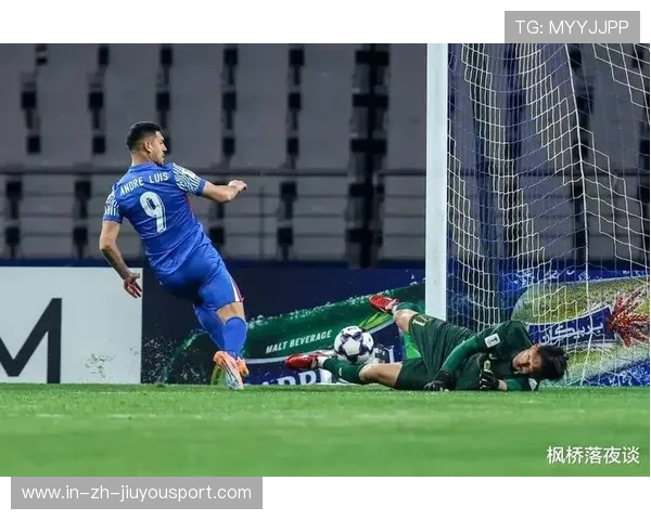 上海申花拉唐前场直塞撕破防线，攻势如潮，足球魅力尽显